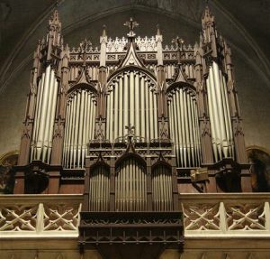 Trois claviers de 56 notes, pédalier à l'allemande de 27 notes